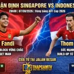 Đồ họa xem trước trận đấu AFF Cup 2026 giữa Singapore và Indonesia, có Ilhan Fandi của Singapore và Thom Haye của Indonesia ở hai bên, với quốc kỳ của họ ở phía sau. Văn bản bao gồm 'NHẬN ĐỊNH SINGAPORE VS INDONESIA' và 'CỬA TỬ TẠI JALAN BESAR'. Logo ThapcamTV và mechina.io được hiển thị.
